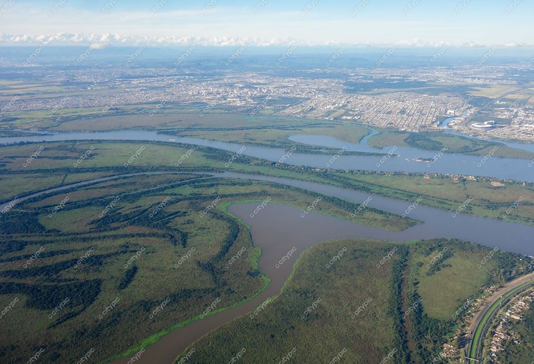 Porto Alegre, Rio Grande do Sul vista aérea com interseção de áreas urbanas e vegetação nativa em dia claro