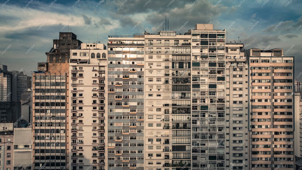 São Paulo, São Paulo, vista de edifícios residenciais com diferentes estilos sob céu nublado e ambiente urbano denso