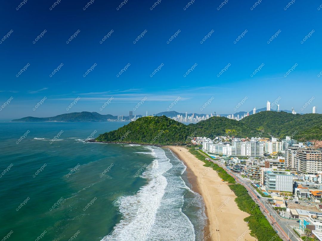 Itajaí, Santa Catarina vista panorâmica da orla com águas calmas e vegetação verdejante ao fundo em dia claro