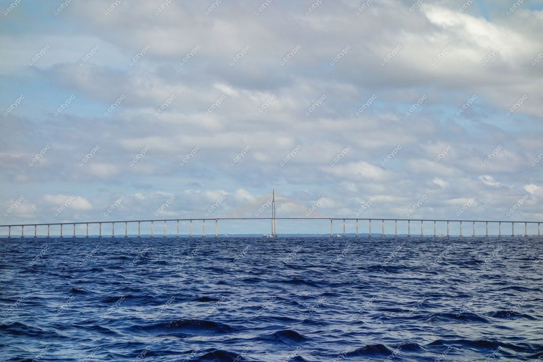 Manaus, Amazonas, ponte moderna sobre o Rio Amazonas com céu parcialmente nublado e reflexos na água