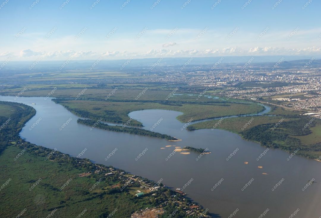 Porto Alegre, Rio Grande do Sul vista aérea com rio serpenteante, vegetação densa e edificações sob céu claro