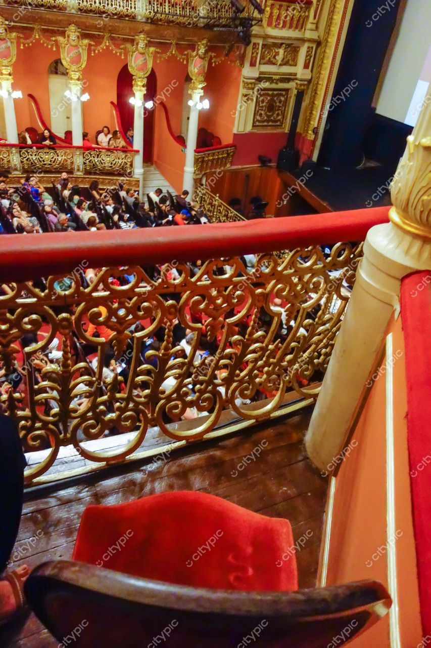Manaus, Amazonas, plateia de teatro com balcão ornamentado e iluminação suave em evento cultural movimentado