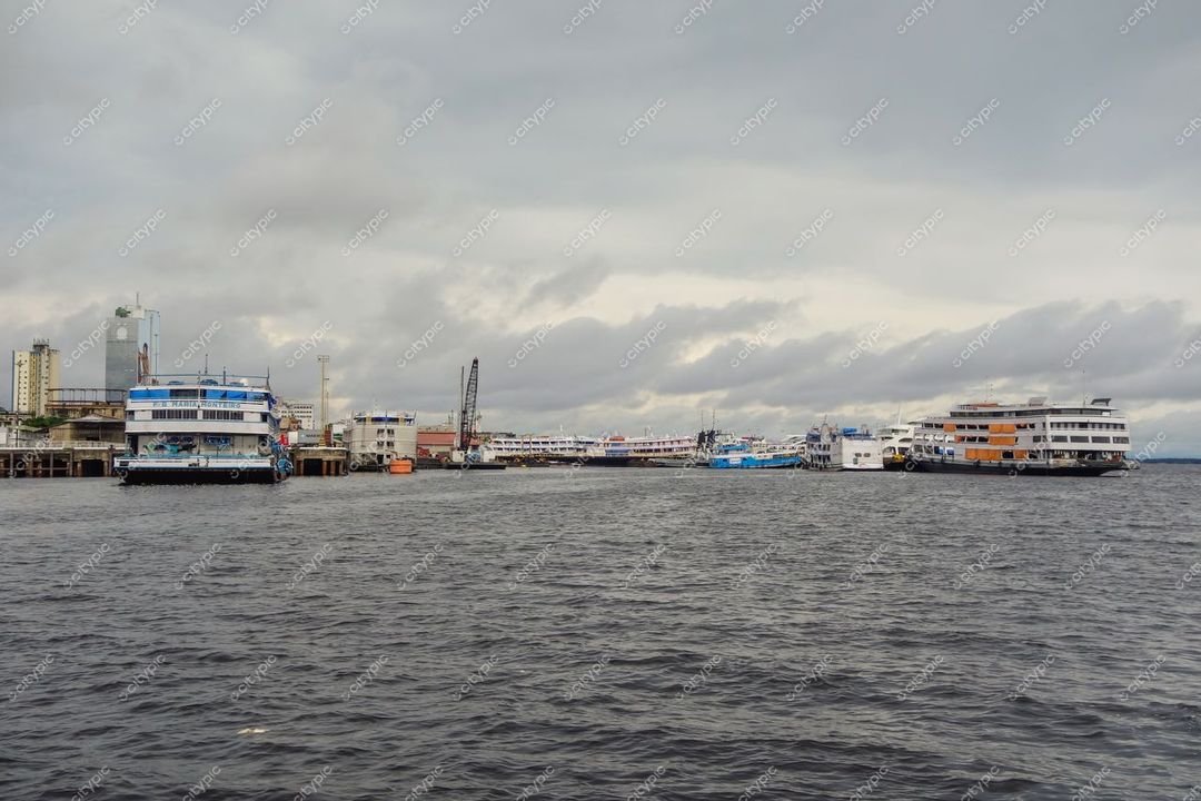 Manaus, Amazonas, porto com barcos de transporte em dia nublado e iluminação suave refletindo a arquitetura urbana