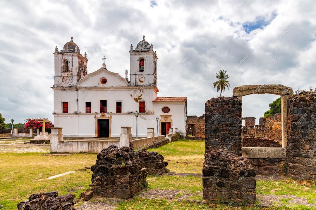 Alcântara, Maranhão, Igreja do Carmo em dia nublado com ruínas e vegetação verdejante em primeiro plano