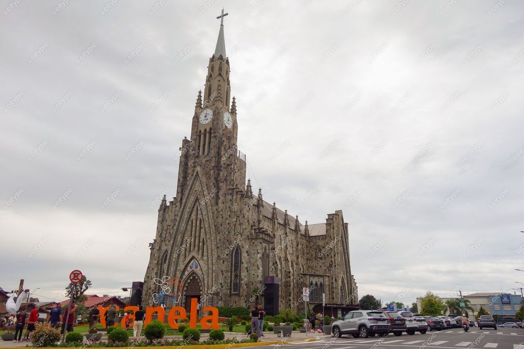 Canela, Rio Grande do Sul, Igreja de Pedra em dia nublado com vegetação ao redor e veículos estacionados