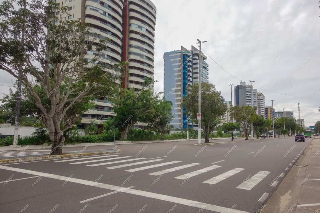 Manaus, Amazonas, vista urbana com edifícios modernos ao fundo em dia nublado e rua larga tranquila