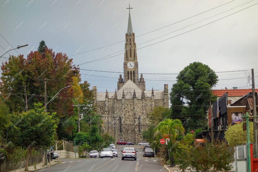 Canela, Rio Grande do Sul, vista da igreja gótica ao fundo com vegetação e céu nublado ao entardecer