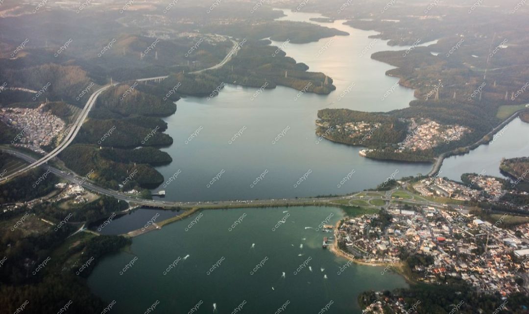 São Paulo, São Paulo vista aérea do reservatório de água com vegetação densa e estradas ao entardecer