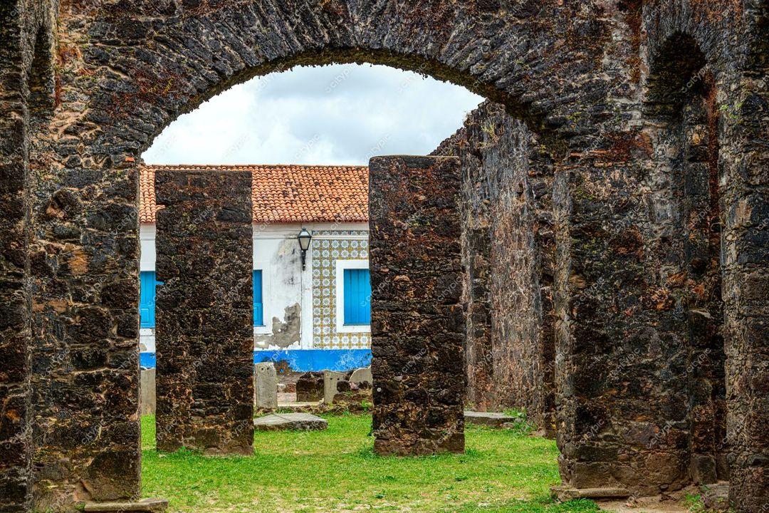 Alcântara, Maranhão vista das ruínas históricas com arcos de pedra e construção colonial sob céu nublado e vegetação verde