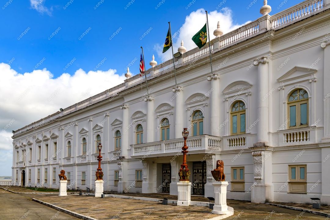 São Luís, Maranhão Palácio dos Leões em dia ensolarado com colunas neoclássicas e estátuas de leões em destaque