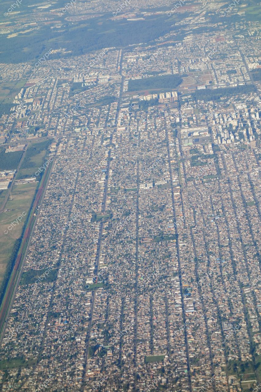 Porto Alegre, Rio Grande do Sul vista aérea em dia claro com ruas ordenadas e áreas verdes intercaladas