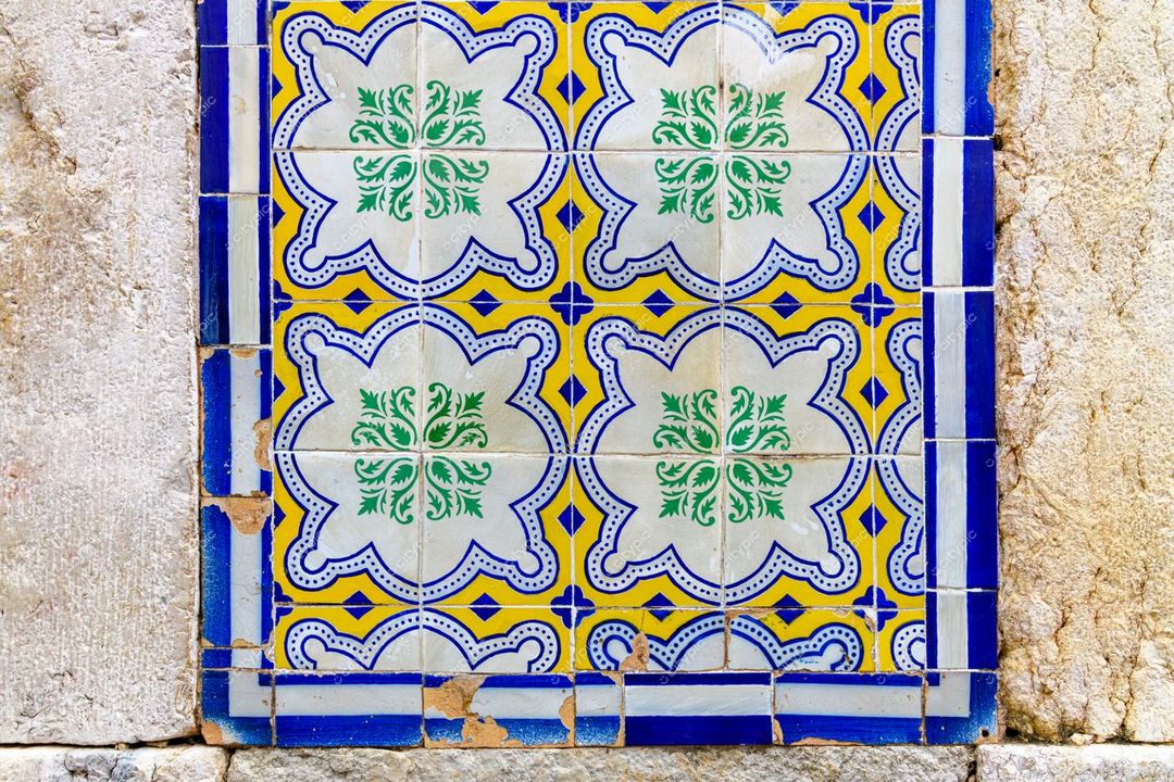 São Luís, Maranhão detalhe de azulejos tradicionais com padrão colorido em fundo de parede de pedras claras