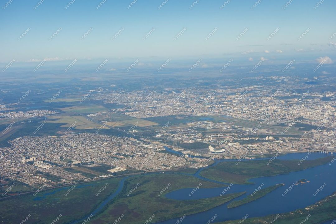 Porto Alegre, Rio Grande do Sul vista aérea com áreas verdes, cursos d’água e urbanização em horário diurno claro