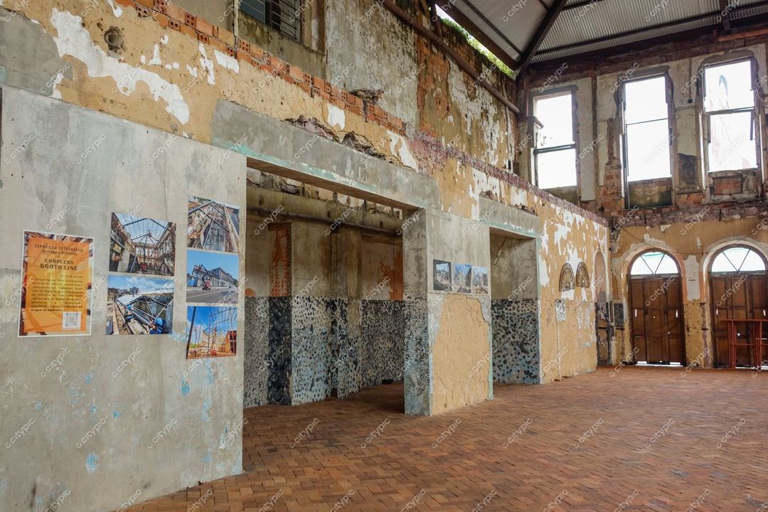 Manaus, Amazonas, interior de construção histórica com paredes deterioradas e iluminação natural destacando fotografias em ambiente abandonado