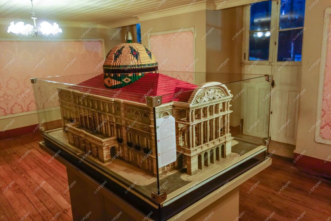 Manaus, Amazonas modelo em miniatura de construção icônica sob vidro com iluminação suave e ambiente decorado