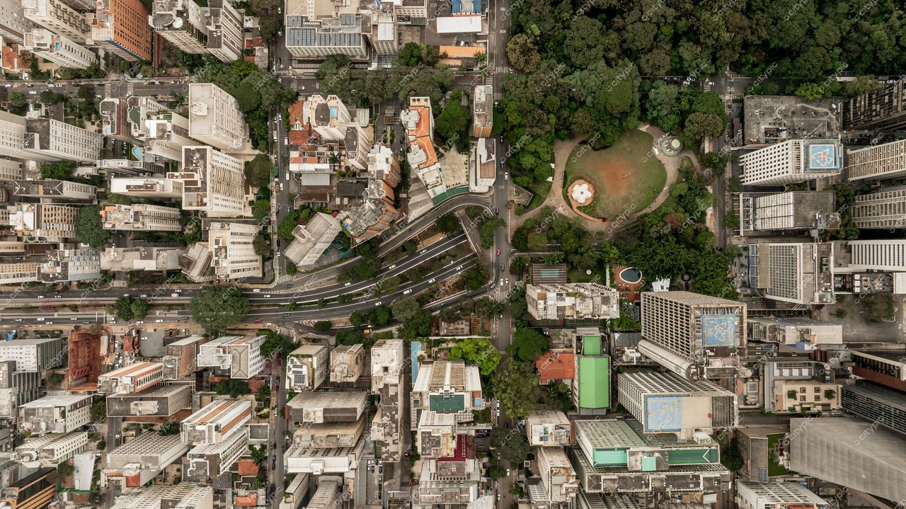 São Paulo, São Paulo vista aérea com ruas sinuosas, edifícios altos e áreas verdes em dia nublado