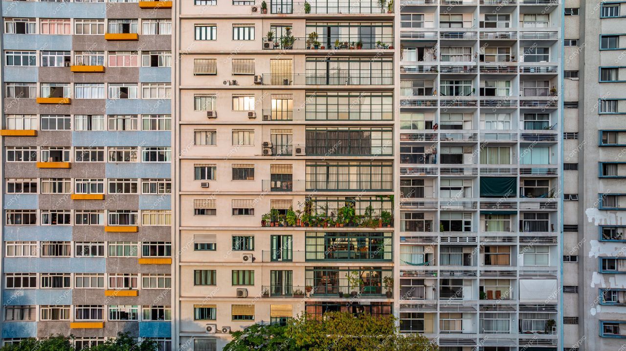 São Paulo, São Paulo, edifícios com diferentes estilos arquitetônicos e vegetação em varandas sob luz natural diurna