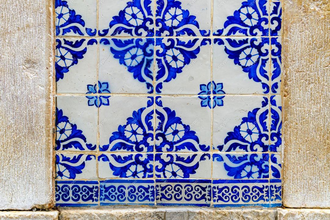 São Luís, Maranhão detalhe de azulejos azuis e brancos com padrões florais em iluminação natural no ambiente urbano