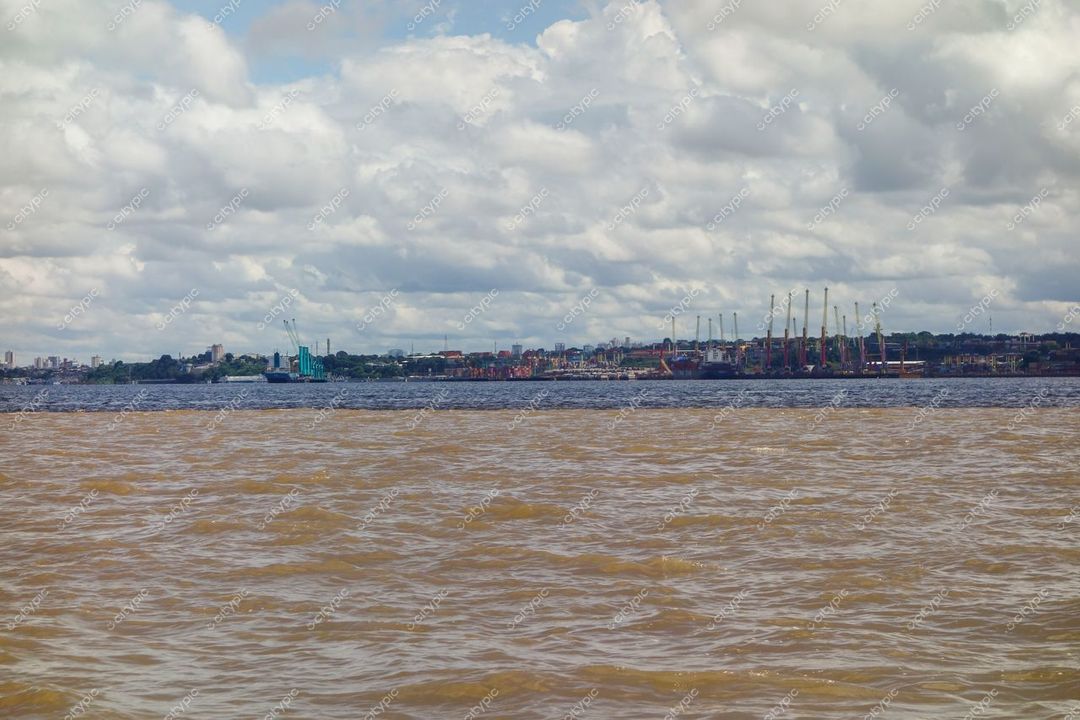 Manaus, Amazonas, vista do rio com águas marrons e área urbana portuária sob céu parcialmente nublado