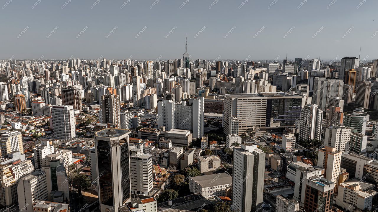 São Paulo, São Paulo, vista panorâmica da cidade com prédios altos e áreas residenciais sob céu claro e iluminação diurna