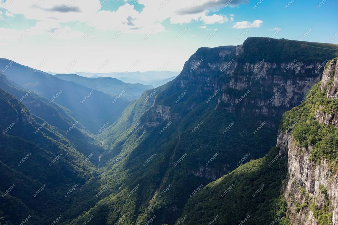 Cambará do Sul, Rio Grande do Sul vista do vale com paredões rochosos e vegetação densa sob luz suave