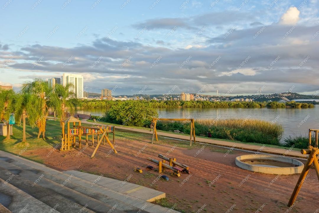 Porto Alegre, Rio Grande do Sul, parque infantil com estruturas de madeira e horizonte urbano ao entardecer