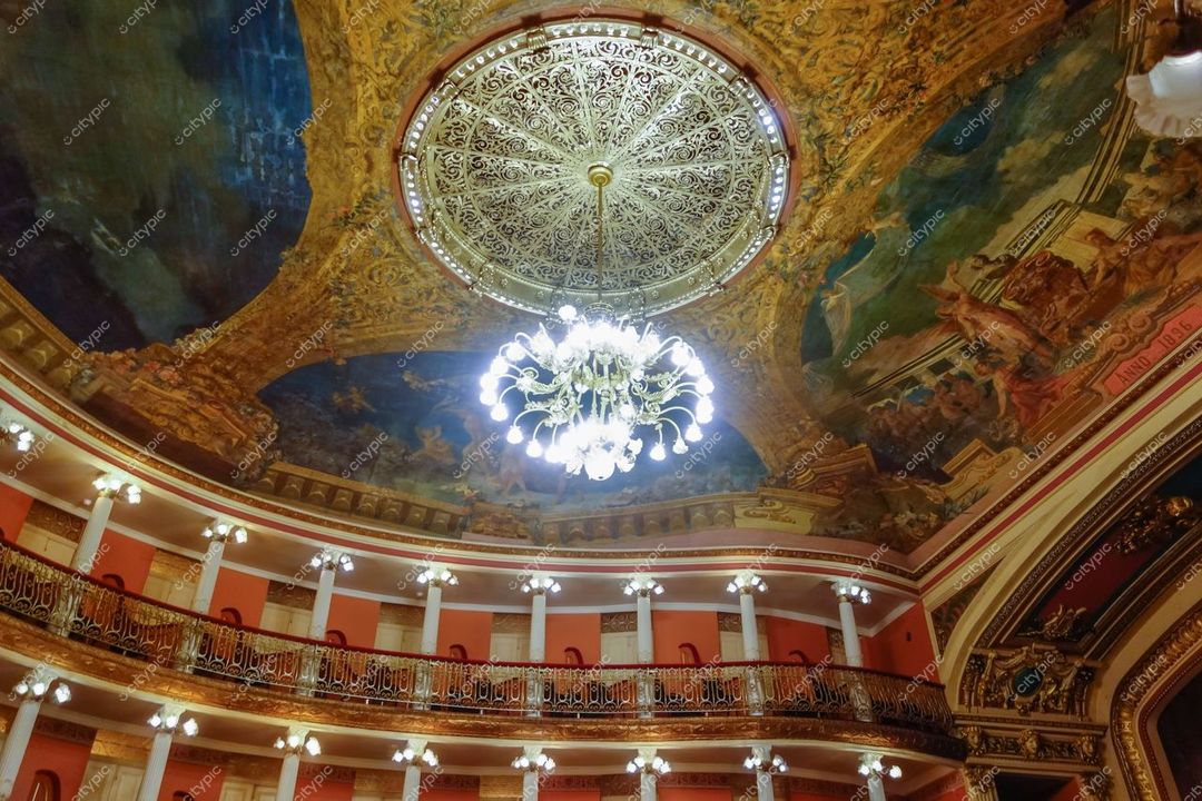 Manaus, Amazonas, interior do Teatro Amazonas com decoração elaborada e iluminação suave destacando a arquitetura histórica