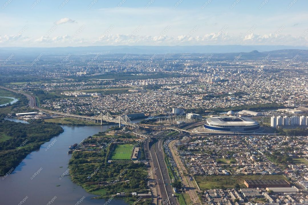 Porto Alegre, Rio Grande do Sul com vista aérea mostrando o rio, estádio e áreas verdes em dia claro
