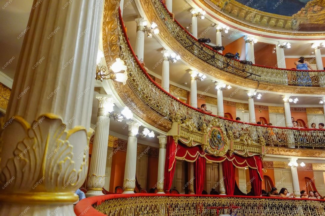 Manaus, Amazonas, interior do Teatro Amazonas com escadas curvas e iluminação suave em ambiente acolhedor e histórico