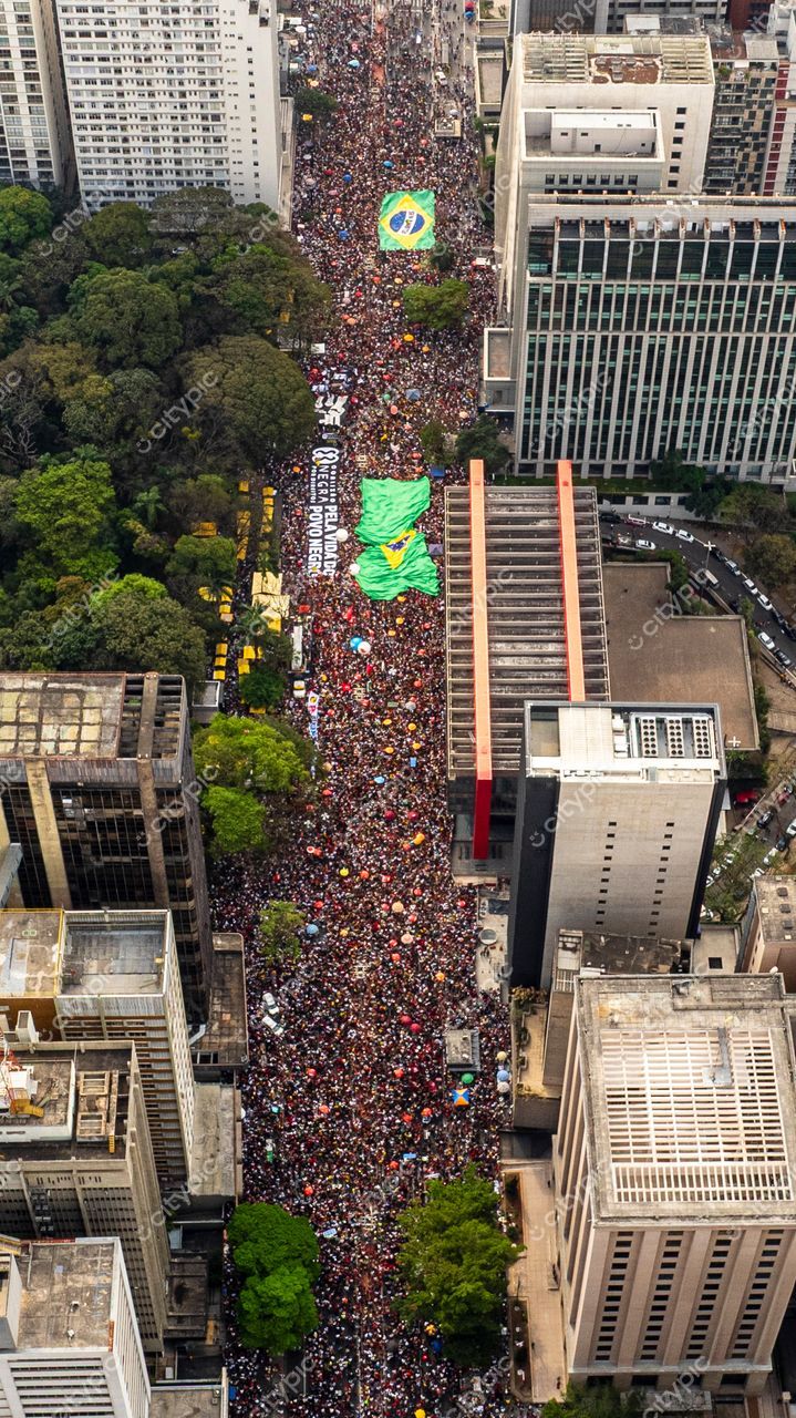 São Paulo, São Paulo, vista aérea de grande manifestação com multidão em ruas urbanas e vegetação ao redor