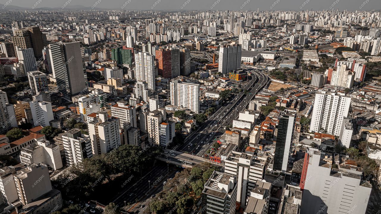São Paulo, São Paulo com vista panorâmica de edifícios modernos e tráfego fluindo em dia ensolarado