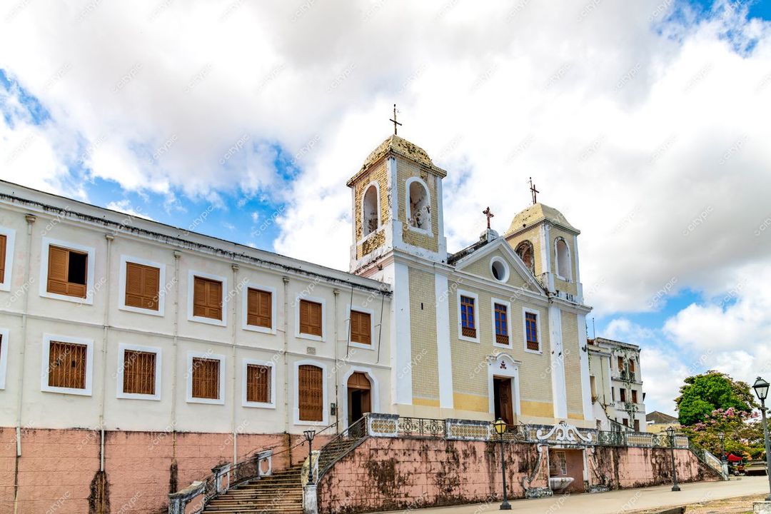São Luís, Maranhão, fachada colonial com torres e janelas gradeadas sob luz suave em dia nublado