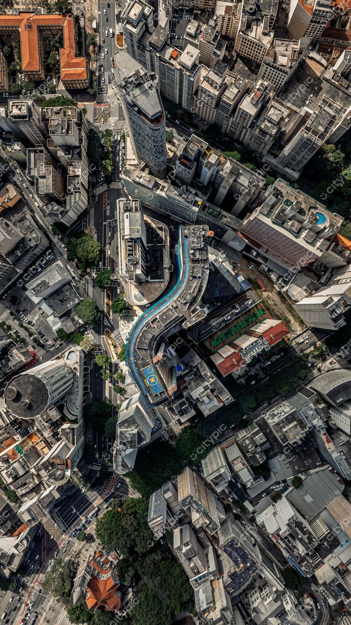 São Paulo, São Paulo, vista aérea de área urbana densa com edifício sinuoso e tráfego intenso durante o dia