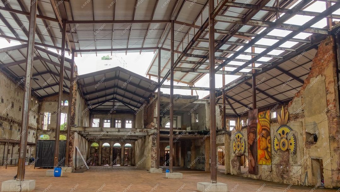 Manaus, Amazonas, interior de estrutura abandonada com paredes expostas e intervenções artísticas sob luz natural