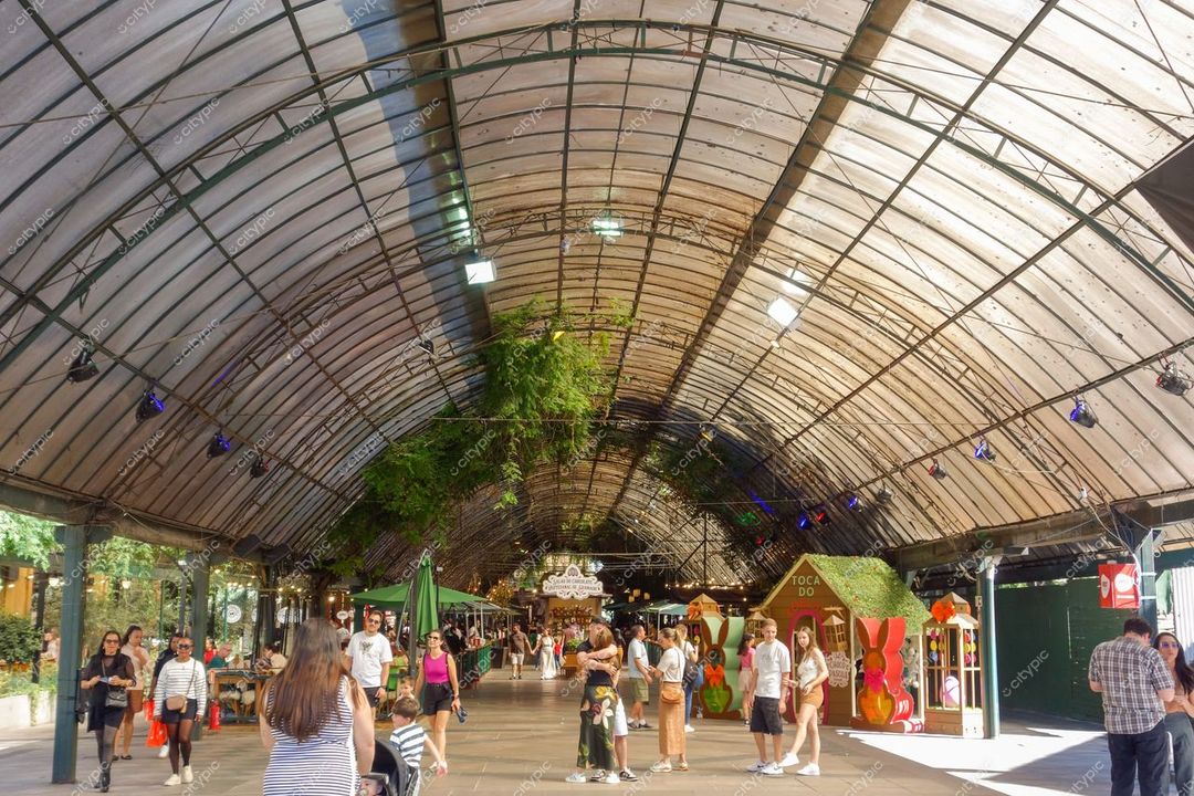 Gramado, Rio Grande do Sul, corredor coberto com teto de vidro e metal, vegetação pendurada e iluminação colorida