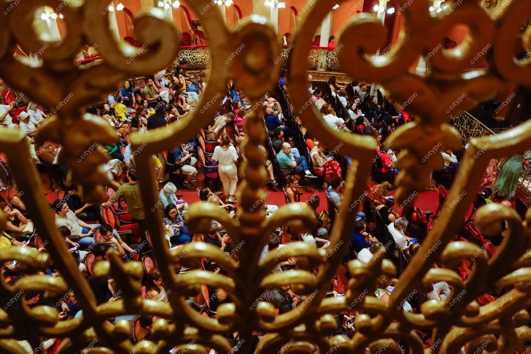 Manaus, Amazonas, vista interna do teatro com gradil dourado e público em ambiente iluminado e decorado