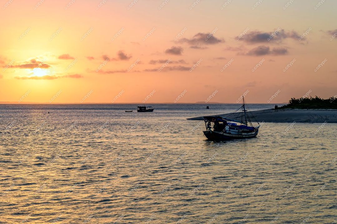São Luís, Maranhão, pôr do sol tranquilo com barco de madeira ancorado em águas calmas e vegetação nas margens