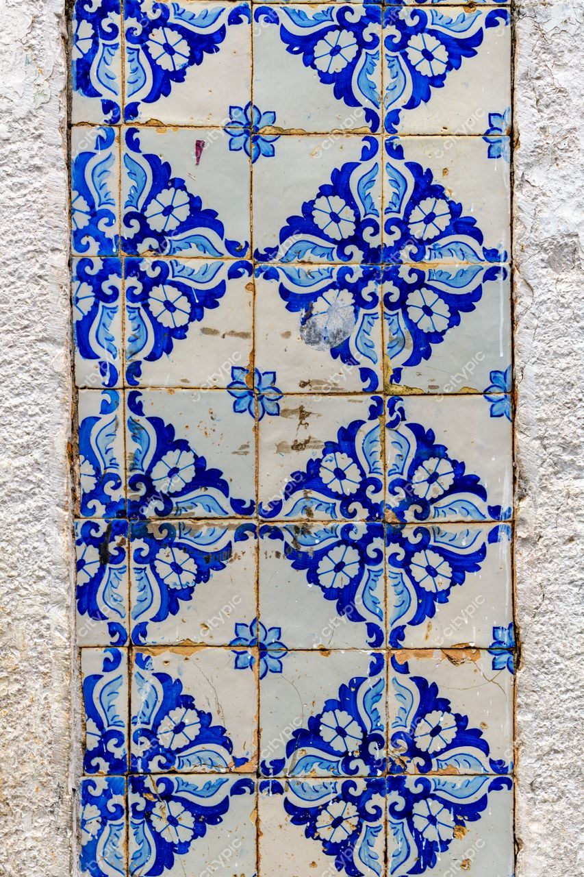 São Luís, Maranhão Painel de azulejos azuis e brancos com textura e marcas de desgaste em iluminação natural