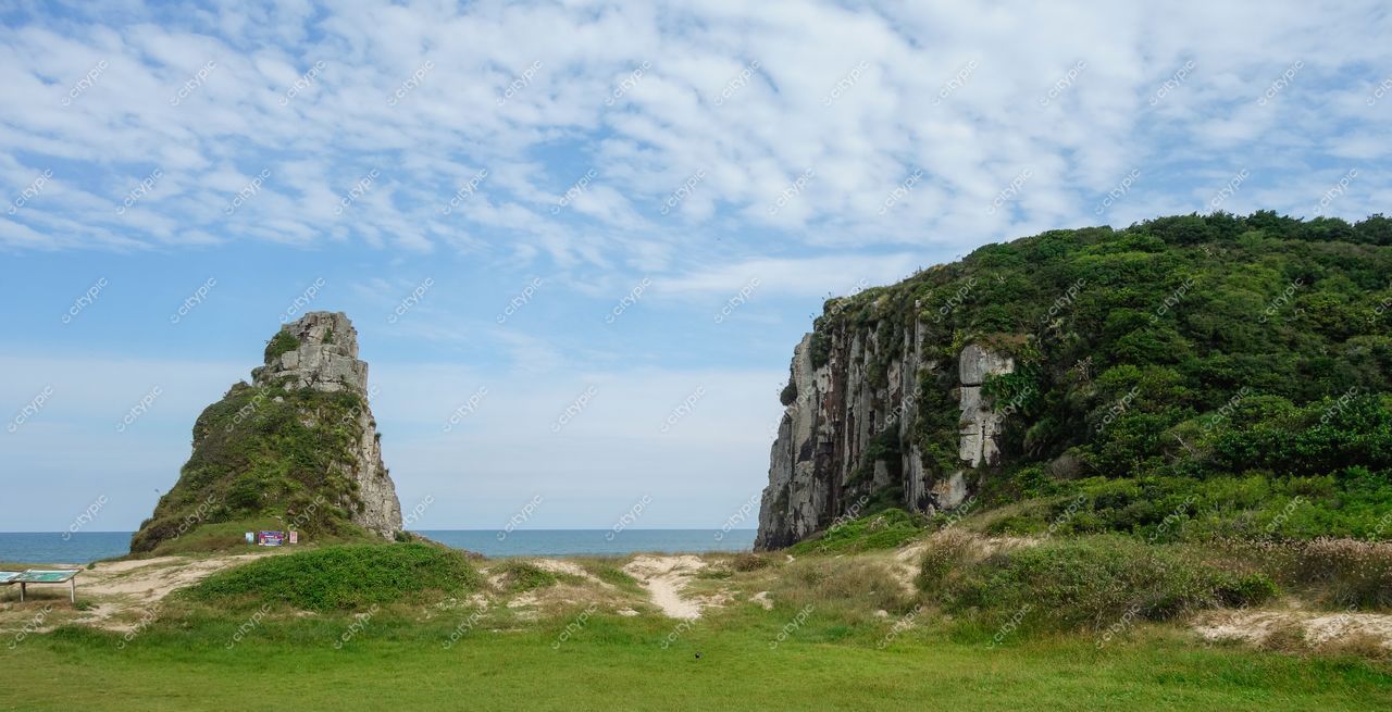 Torres, Rio Grande do Sul, vista costeira com penhasco alto e encosta verdejante em dia ensolarado