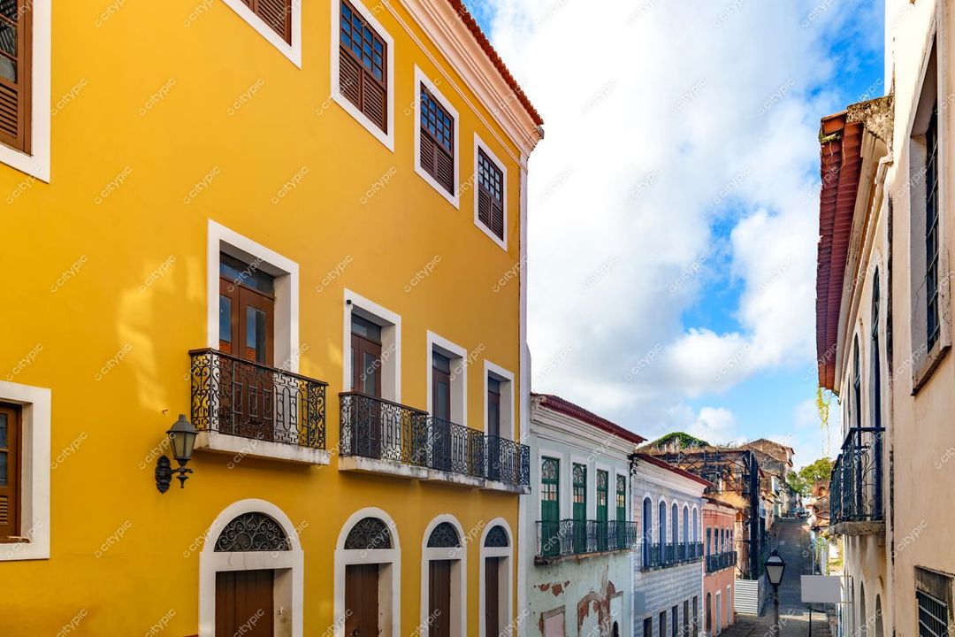 São Luís, Maranhão, rua tranquila com arquitetura colonial em dia ensolarado e céu limpo com nuvens brancas