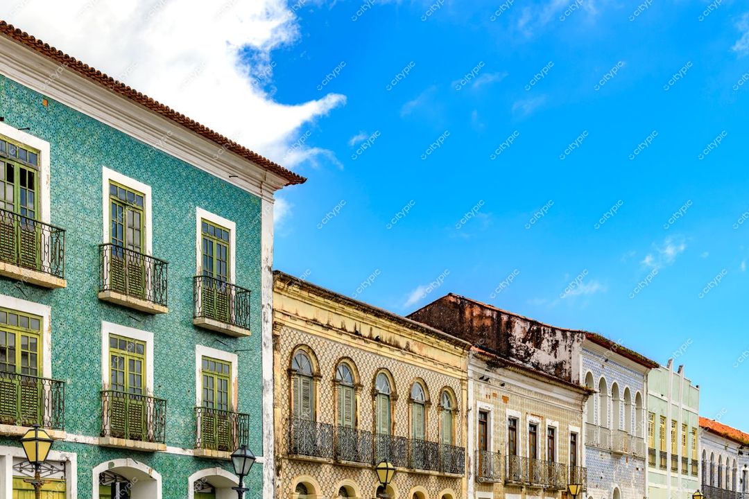 São Luís, Maranhão, rua tranquila com edifícios coloniais coloridos em tons de verde e azul sob céu ensolarado