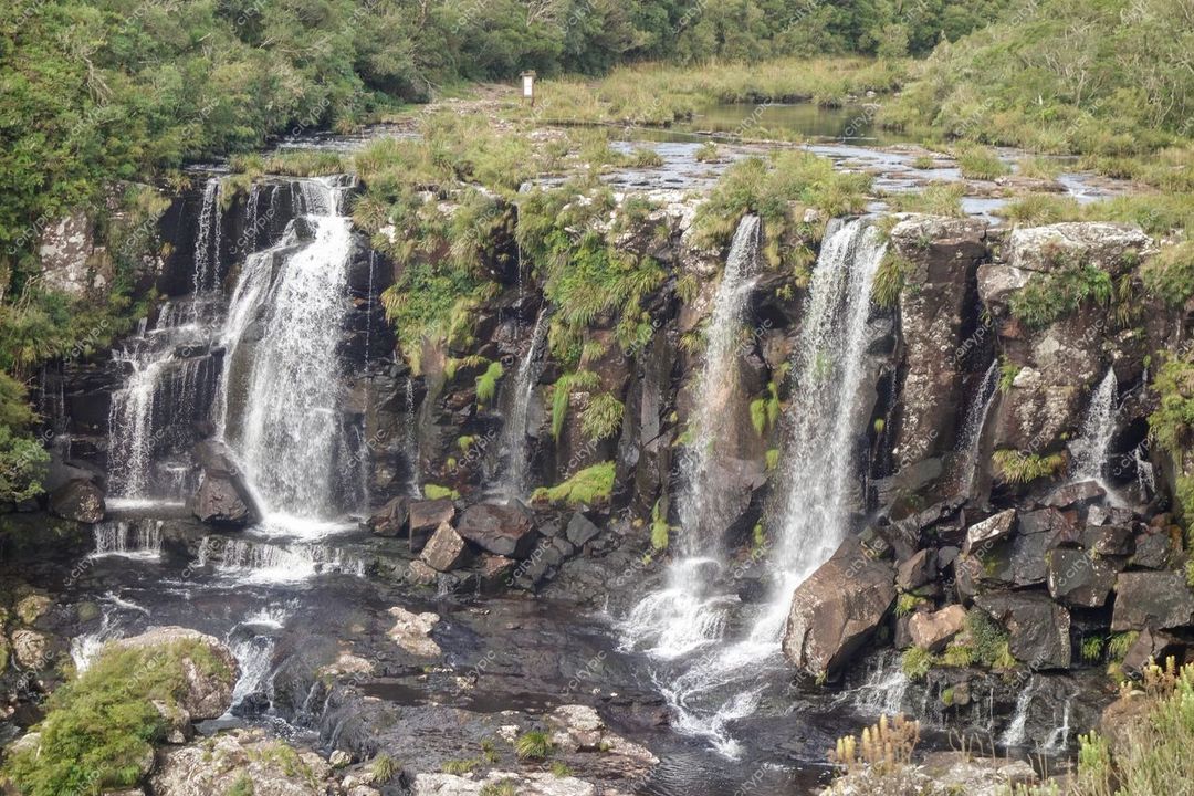 Cambará do Sul, Rio Grande do Sul, cascata com quedas d’água em rochas cobertas de vegetação verde sob luz suave