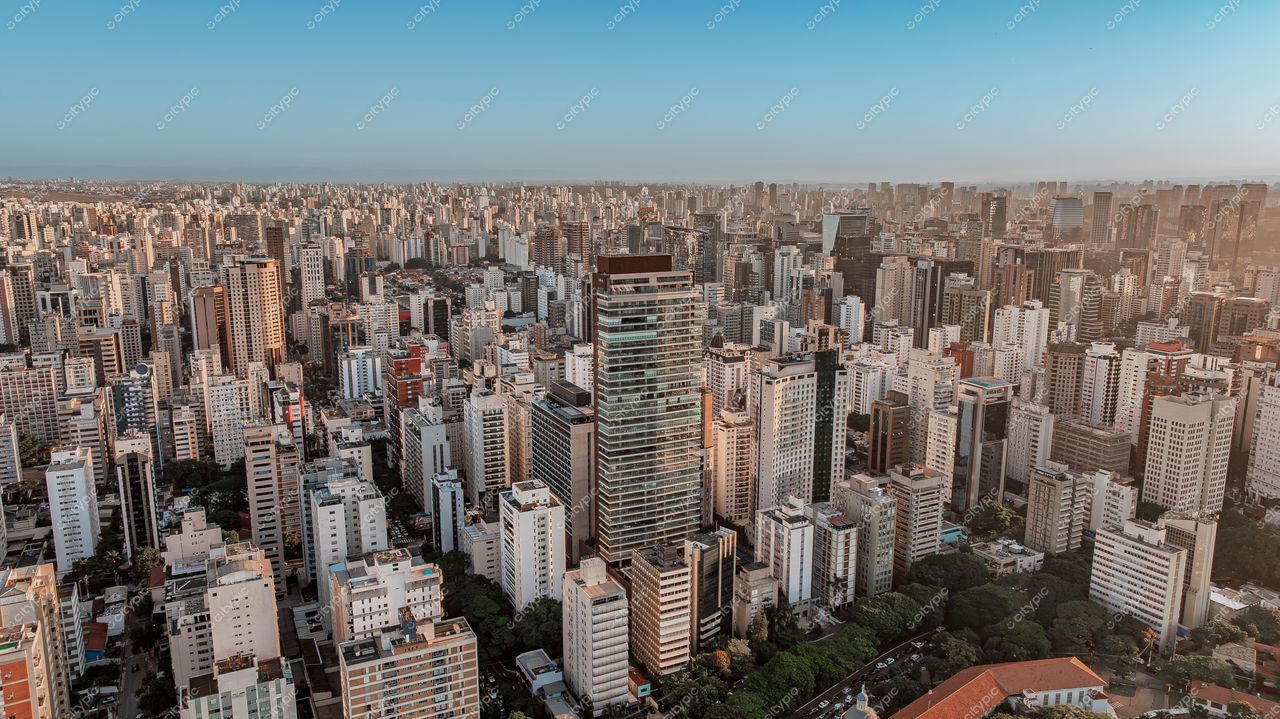 São Paulo, São Paulo, vista panorâmica com edifícios altos e vegetação entre prédios em dia nublado de manhã para tarde