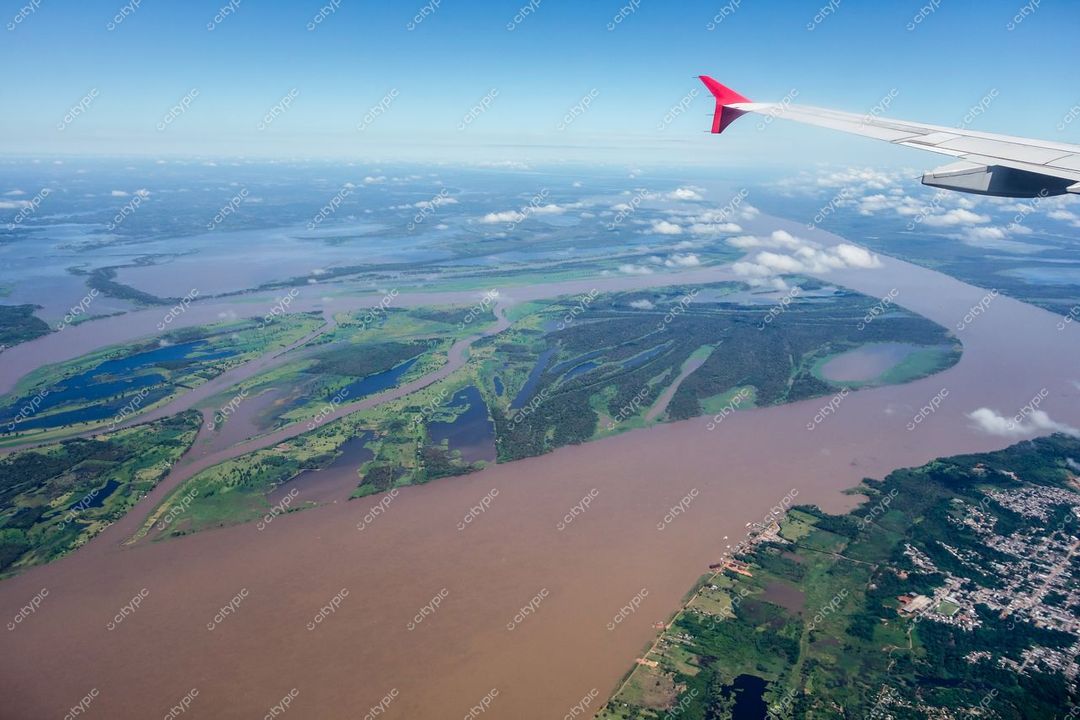 Manaus, Amazonas, vista aérea da confluência do Rio Negro e Rio Solimões com vegetação nativa e relevo acidentado