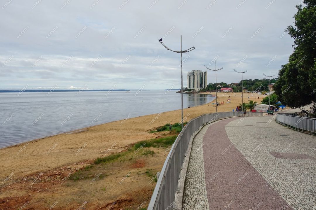Manaus, Amazonas, vista da orla em dia nublado com areia, calçada e edifícios altos ao fundo