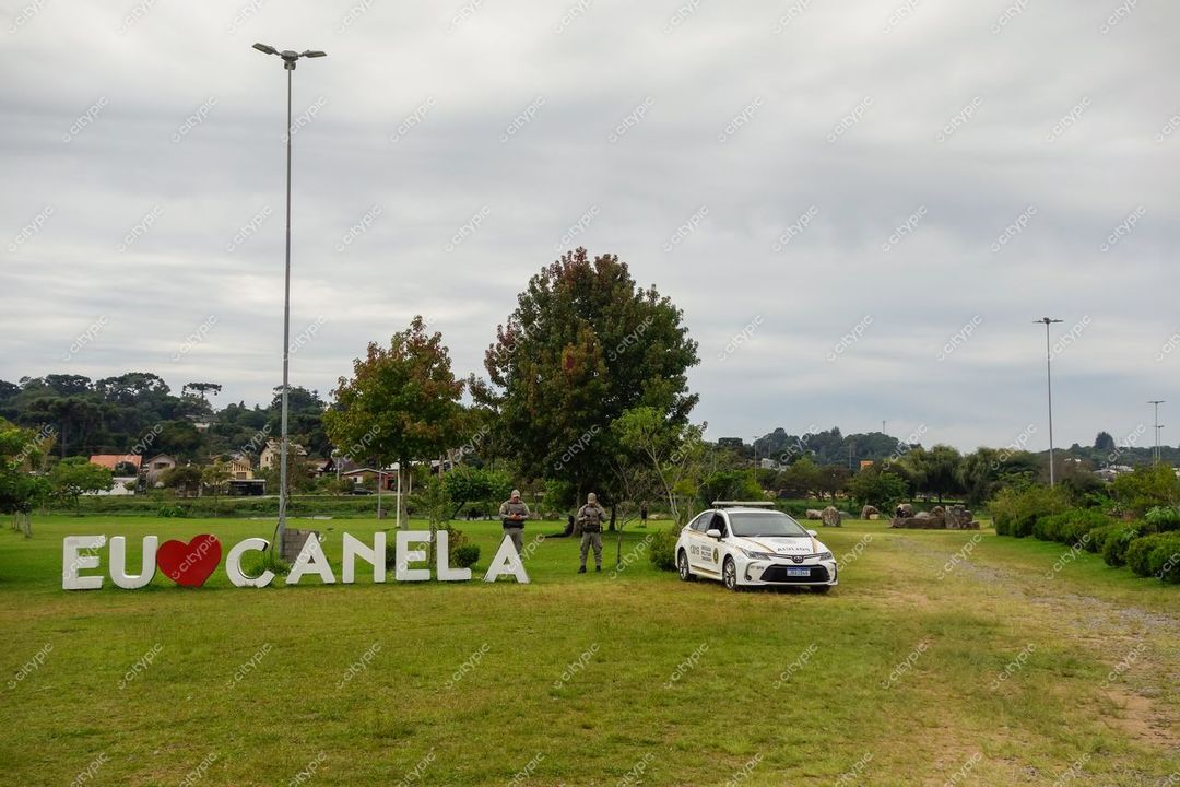 Canela, Rio Grande do Sul, letreiro “EU ♥ CANELA” em dia ensolarado com céu nublado e vegetação ao redor