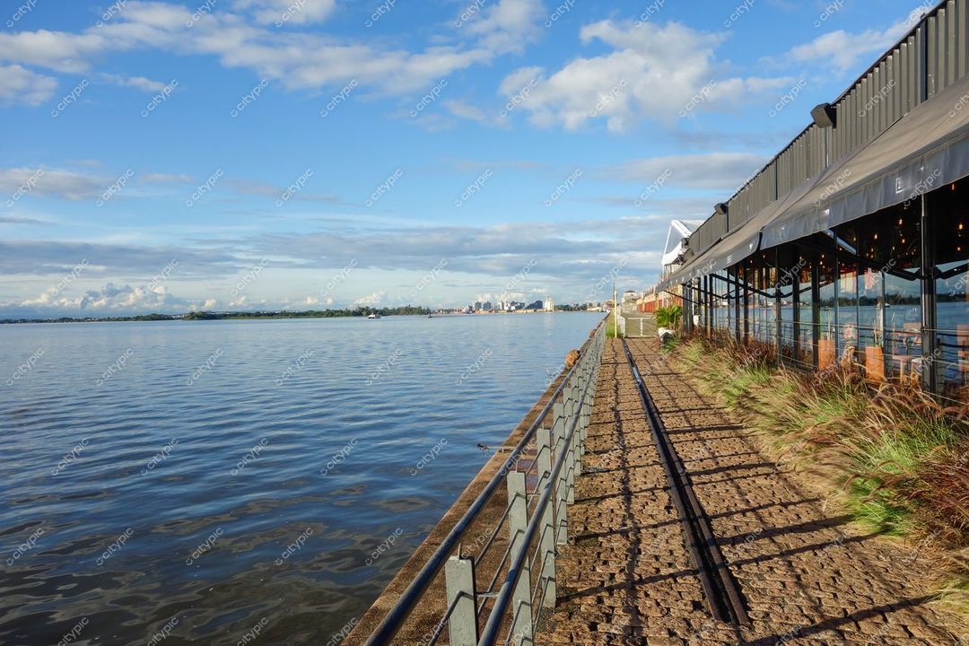 Porto Alegre, Rio Grande do Sul, calçada à beira do lago Guaíba com restaurante refletindo luz suave do dia