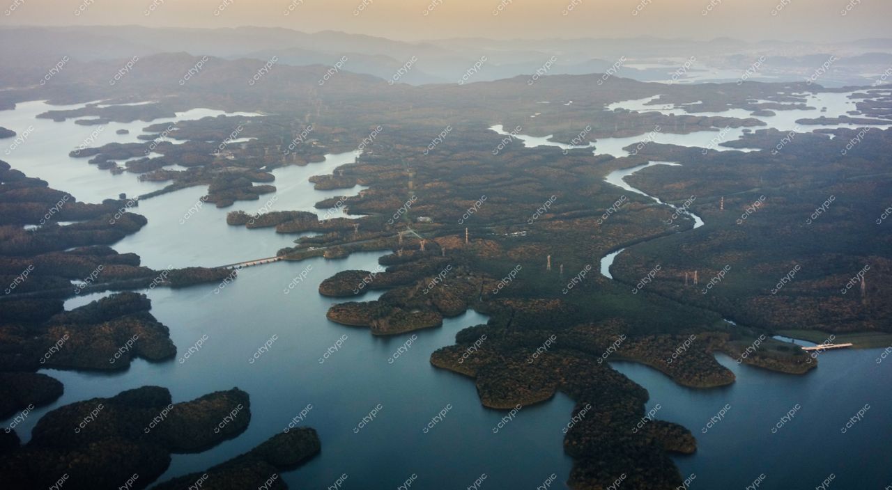 São Paulo, São Paulo vista aérea de ilhas e corpos d’água com vegetação e pontes ao amanhecer