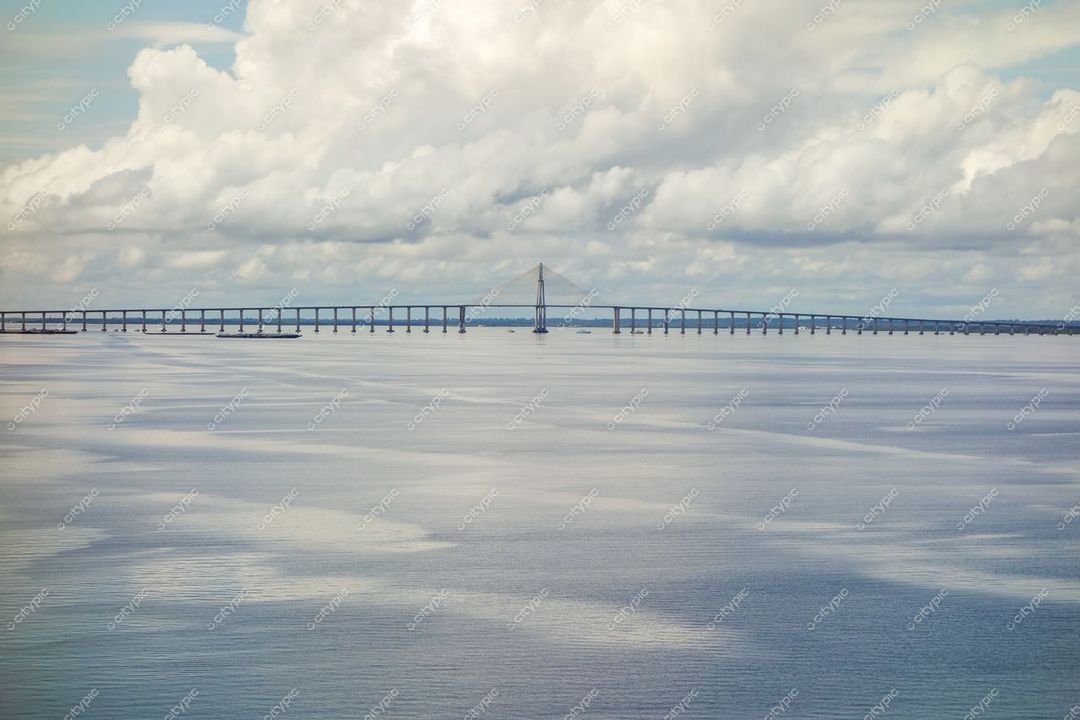 Manaus, Amazonas, vista do horizonte com ponte sobre o rio em dia nublado e águas calmas