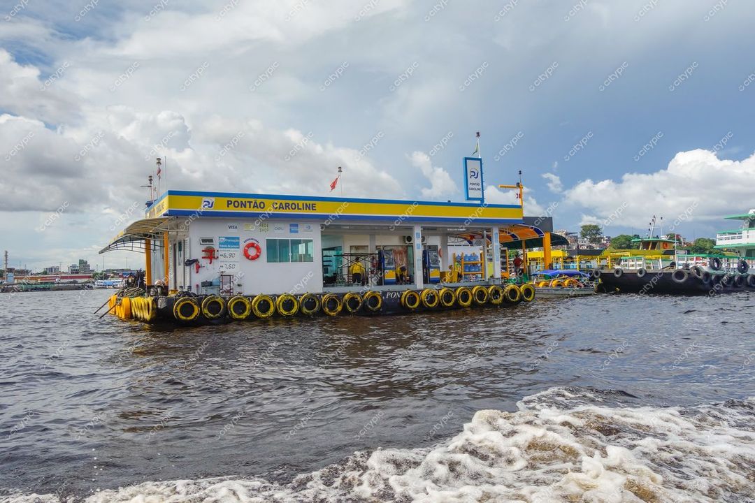 Manaus, Amazonas, estrutura flutuante colorida do Pontão Caroline com toldo azul e amarelo em dia nublado